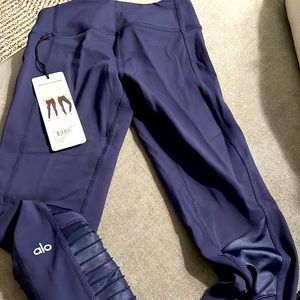 NWT Navy Blue Alo Yoga leggings - Size XXS. Brand new.